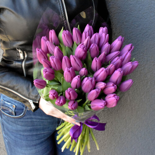 Violetinių tulpių puokštė gėlės moters dienai