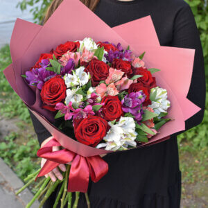 Raudonų rožių ir spalvingų  alstromerijų gėlių puokštė