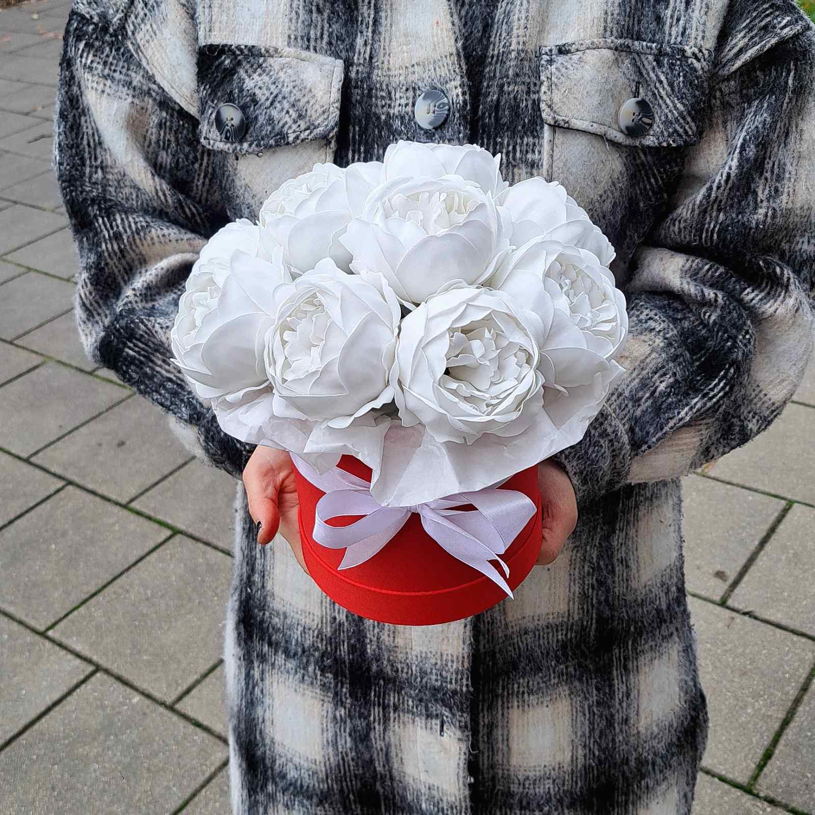 Balti muilo gėlių bijūnai dėžutėje