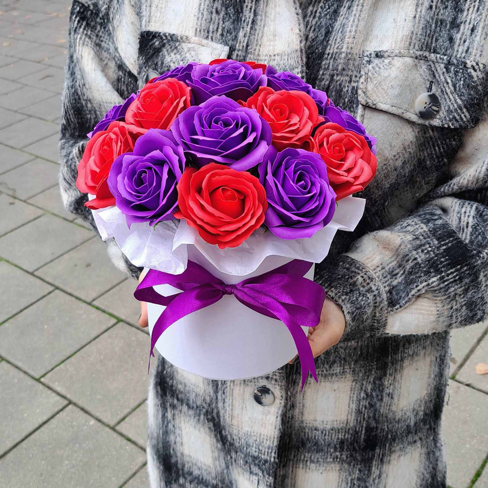 Didelės violetinės ir raudonos muilo gėlių rožės dėžutėje